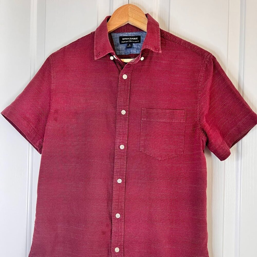 Classic Comfort: Banana Republic Short Sleeve Shirt (S)